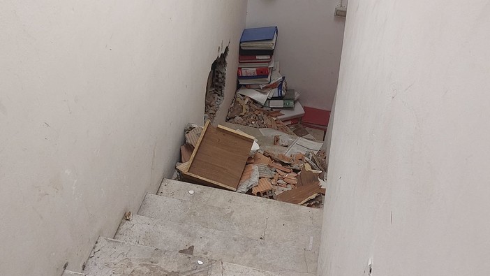 Entrano nell'archivio comunale, bucano un muro e si intrufolano in banca: tentato furto a Varazze Entrano nell'archivio comunale, bucano un muro e si intrufolano in banca: tentato furto a Varazze