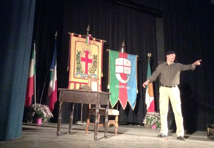 Albenga, al CineTeatro Ambra successo per lo spettacolo "Cenere - racconti partigiani in attesa di un Aprile"