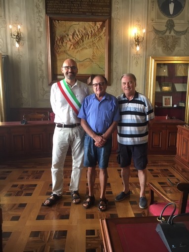 Finale, turista 'fedele' premiato dal sindaco Frascherelli (FOTO)