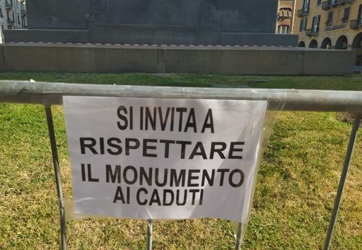 Savona, "Si invita a rispettare il Monumento ai Caduti": in vista della finale dell'Italia posizionate le transenne in piazza Mameli Savona, "Si invita a rispettare il Monumento ai Caduti": in vista della finale dell'Italia posizionate le transenne in piazza Mameli