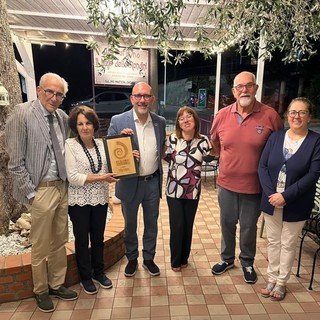 Da sinistra Giorgio Sibelli (vicesindaco di Testico), Lucia Moscato (sindaca di Testico), Maurizio Gazzarri (direttore tecnico della Rete dei Comuni Sostenibili), Mariangela Vairo (consigliera comunale), Pino Spampinato (consigliere comunale), Gabriella Viale (assessora). Da sinistra Giorgio Sibelli (vicesindaco di Testico), Lucia Moscato (sindaca di Testico), Maurizio Gazzarri (direttore tecnico della Rete dei Comuni Sostenibili), Mariangela Vairo (consigliera comunale), Pino Spampinato (consigliere comunale), Gabriella Viale (assessora).