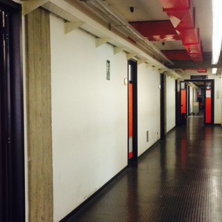 Abusi su una minorenne, il 70enne non risponde al giudice e rimane in carcere