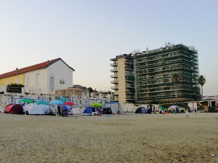 Savona, lettini e sdraio buttati sulla sabbia e tendopoli in via Nizza, l'allarme dei Bagni Umberto: "Fare impresa in queste condizioni risulta impossibile" (FOTO E VIDEO) Savona, lettini e sdraio buttati sulla sabbia e tendopoli in via Nizza, l'allarme dei Bagni Umberto: "Fare impresa in queste condizioni risulta impossibile" (FOTO E VIDEO)