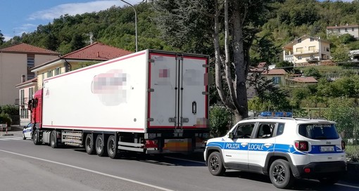 Carcare, tir con targa spagnola transita nel centro abitato nonostante i divieti: sanzionato dalla polizia locale Carcare, tir con targa spagnola transita nel centro abitato nonostante i divieti: sanzionato dalla polizia locale
