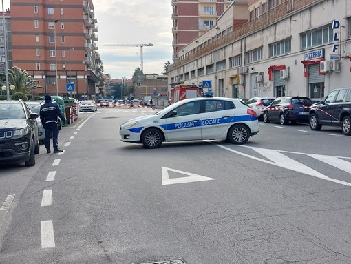 Savona, cadono pezzi di coibentazione da un tetto: traffico in tilt