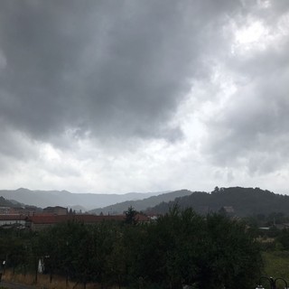 Cambia il meteo, in arrivo una linea temporalesca sulla Liguria, attesi rovesci e vento forte nel pomeriggio Cambia il meteo, in arrivo una linea temporalesca sulla Liguria, attesi rovesci e vento forte nel pomeriggio