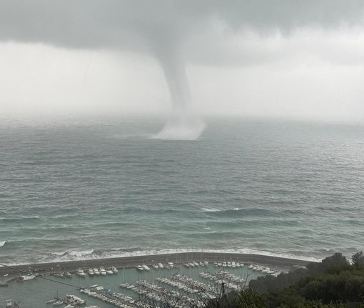 Finale, oltre al mare spaventa il vento: spettacolare tromba d'aria davanti al porto (FOTO e VIDEO) Finale, oltre al mare spaventa il vento: spettacolare tromba d'aria davanti al porto (FOTO e VIDEO)
