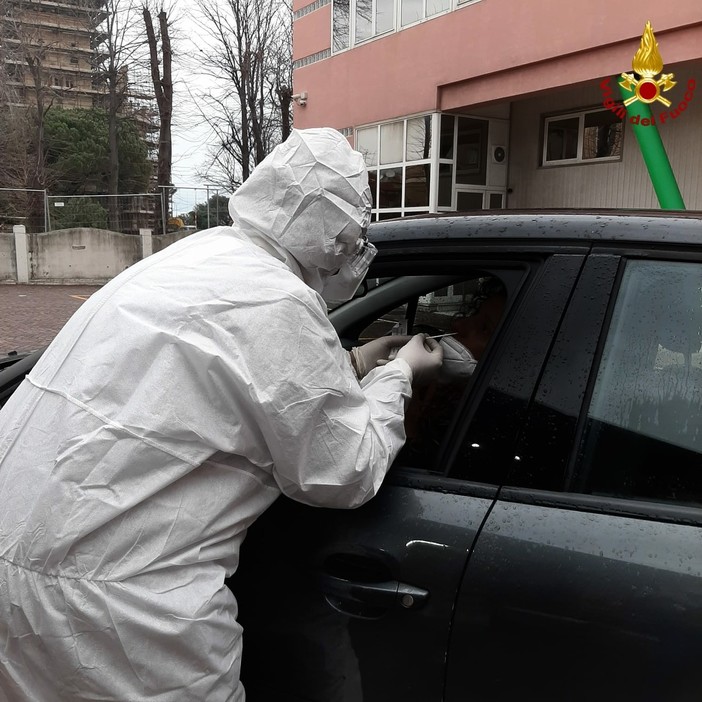 Drive-through vigili del fuoco a Savona: proseguono i test antigenici rapidi Drive-through vigili del fuoco a Savona: proseguono i test antigenici rapidi