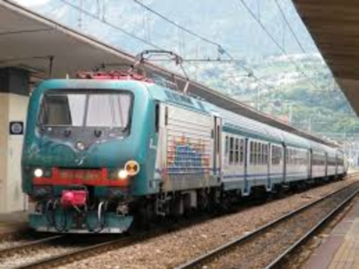 Ritardi sulla linea ferroviaria Alessandria-Savona: e i pendolari rischiano di perdere le coincidenze per Genova