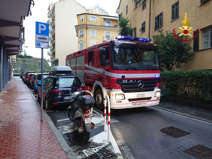 Soccorritori eroi sventano un suicidio a Savona, la donna è stata portata in Ospedale per le cure del caso Soccorritori eroi sventano un suicidio a Savona, la donna è stata portata in Ospedale per le cure del caso