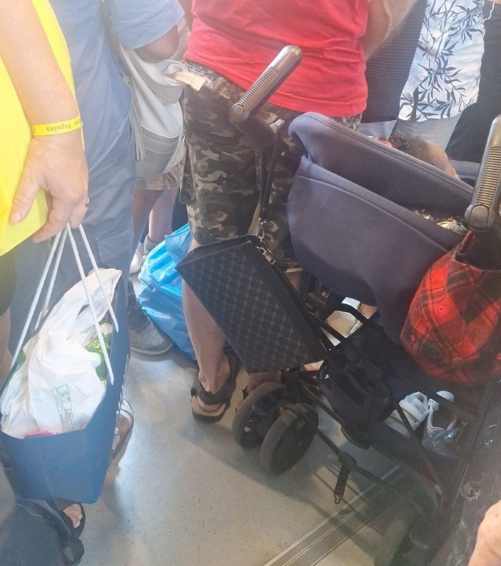 La denuncia di Orsa Ferrovie Liguria: "Stipati come sardine sui treni del ponente"