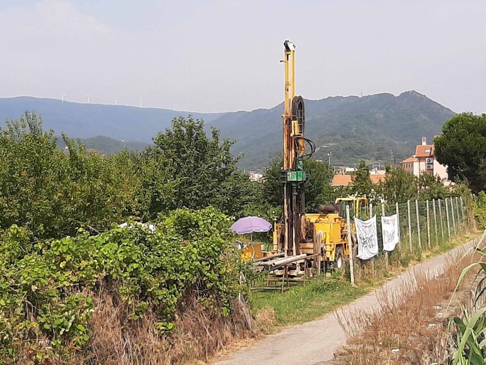 Rigassificatore, trivella al lavoro su un terreno a Valleggia. Il proprietario: "Nessuna strada percorribile per contrastarli"