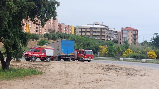 Savona, tir impantanato nel fango soccorso dai vigili del fuoco Savona, tir impantanato nel fango soccorso dai vigili del fuoco