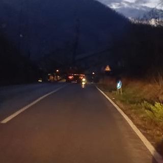 Cosseria, vecchio traliccio cade sulla Sp42: traffico interrotto ma nessun ferito
