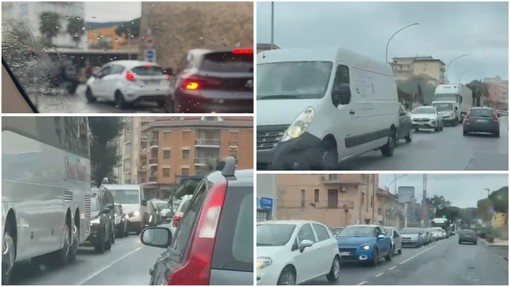 Loano, i ritardi nei lavori di asfaltatura dell'Aurelia al confine con Pietra mandano in tilt il traffico