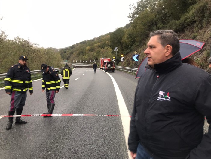 Crollo viadotto, auto in transito durante il crollo? "Si cercano riscontri" Crollo viadotto, auto in transito durante il crollo? "Si cercano riscontri"