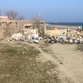 Tendopoli nella spiaggia sotto il Priamar, Arecco e Giusto (FdI): "L'amministrazione come vuole affrontare la situazione?"