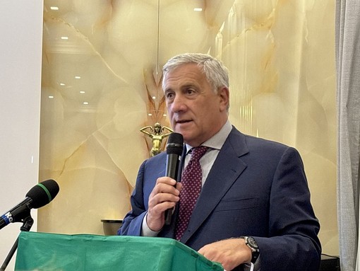 Giornalisti spintonati e colpiti all'incontro con Tajani, l'Associazione: "Fatto gravissimo, piena solidarietà ai lavoratori" Giornalisti spintonati e colpiti all'incontro con Tajani, l'Associazione: "Fatto gravissimo, piena solidarietà ai lavoratori"