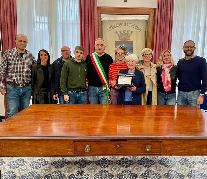 Albisola, consegnata una targa per i 60 anni di attività all'agenzia di viaggi della famiglia Ratto (FOTO) Albisola, consegnata una targa per i 60 anni di attività all'agenzia di viaggi della famiglia Ratto (FOTO)