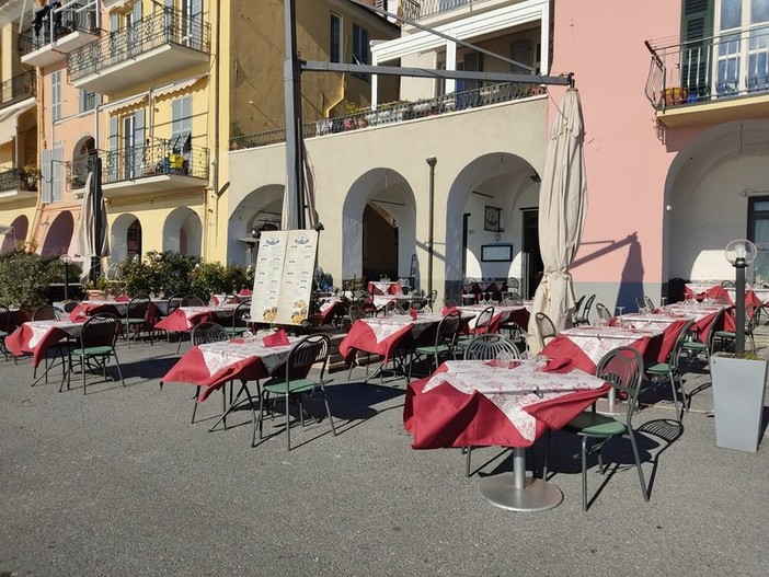 Puntualizzazioni del ministero della Sanità: al ristorante si potrà mangiare solo in quattro