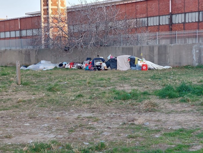 Savona, tende e rifiuti abbandonati vicino al Priamar: lanciato l'allarme (FOTO) Savona, tende e rifiuti abbandonati vicino al Priamar: lanciato l'allarme (FOTO)