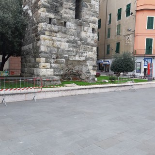 Savona, transennata la torre Riario: si spostano lastre d’ardesia sul tetto (FOTO)