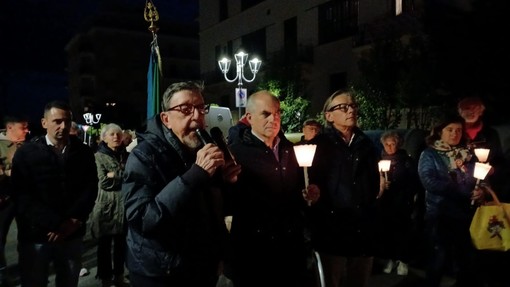 Albenga, Fiaccolata lungo il "Cammino della Memoria". Riccardo Tomatis: "Serate che fanno ben sperare in un futuro migliore" Albenga, Fiaccolata lungo il "Cammino della Memoria". Riccardo Tomatis: "Serate che fanno ben sperare in un futuro migliore"