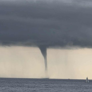 Tromba marina al largo di Celle: le immagini del fenomeno nel mare cellese (FOTO e VIDEO)