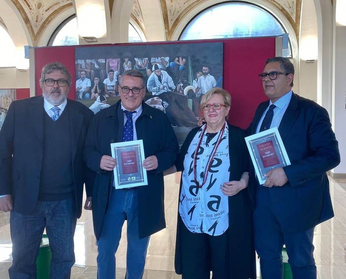 Cengio, sopralluogo a Palazzo Rosso: il presidente Toti visita la mostra dell'artista Tiziana Tardito (FOTO) Cengio, sopralluogo a Palazzo Rosso: il presidente Toti visita la mostra dell'artista Tiziana Tardito (FOTO)
