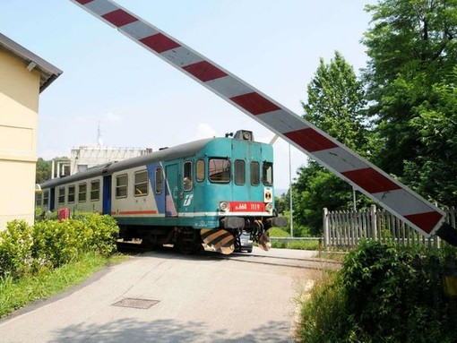 Tragedia sfiorata sulla linea ferroviaria Torino-Savona: donna si siede sui binari, ma il treno si ferma in tempo