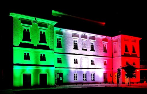 Andora: Palazzo Tagliaferro illuminato con il Tricolore
