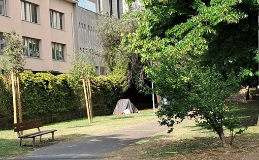 Savona, prime tende e bivacchi abusivi del weekend sulle spiagge e nei parchi cittadini Savona, prime tende e bivacchi abusivi del weekend sulle spiagge e nei parchi cittadini