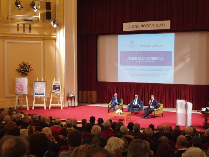 Toti: "In Italia politica trincerata per vigliaccheria dietro dibattito infinito" Toti: "In Italia politica trincerata per vigliaccheria dietro dibattito infinito"