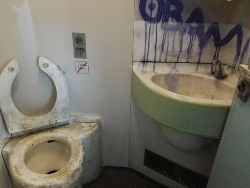 La segnalazione dei pendolari: "Treno 6184 sporco e pericolo in stazione a Savona per chi attraversa i binari per non perdere la coincidenza"