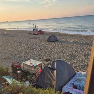 Savona, accampamenti abusivi sulle spiagge, Meles (M5S): "Serve tolleranza zero contro ogni forma di abuso"