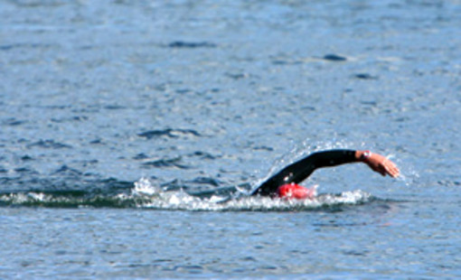 Alassio: Giovanni Brancato a nuoto dall'Africa all'Europa