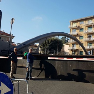 Prove di sollevamento per il ponte di Finalpia
