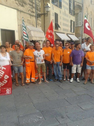 Operatori Teknoservice in sciopero davanti al comune di Albenga