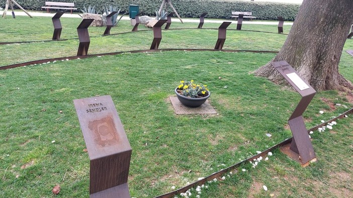 Savona, atto vandalico nel Giardino dei Giusti: sparita la targa di Irena Sandler Savona, atto vandalico nel Giardino dei Giusti: sparita la targa di Irena Sandler