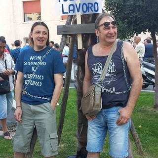 Tirreno Power ad alta tensione: i lavoratori si incatenano