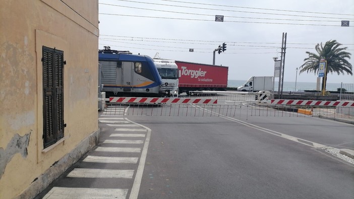 Aurelia e passaggi a livello, stavolta tocca a Borgio: tir sfonda la sbarra, traffico rallentato (FOTO) Aurelia e passaggi a livello, stavolta tocca a Borgio: tir sfonda la sbarra, traffico rallentato (FOTO)