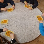 Un viaggio nel tempo attraverso i sapori: la preparazione della torta di zucca nella scuola primaria di Borgio Verezzi