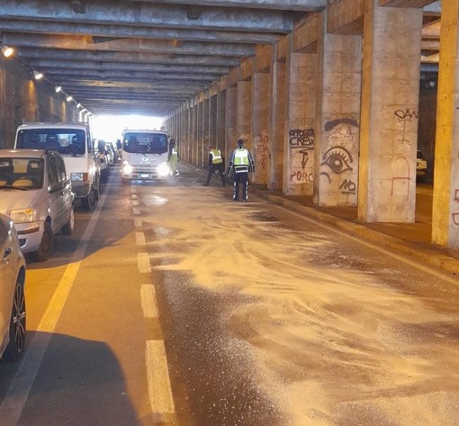 Olio sull'asfalto a Savona tra via Pirandello e via alla Rocca: chiusa la corsia dalla polizia locale