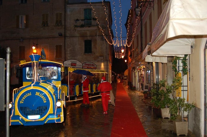 Babbo Natale arriva sul trenino a Laigueglia: tutti i bimbi potranno viaggiare con lui per le vie del borgo