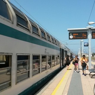 Guasti a locomotori e treni in ritardo e senza aria condizionata, i pendolari boccheggiano