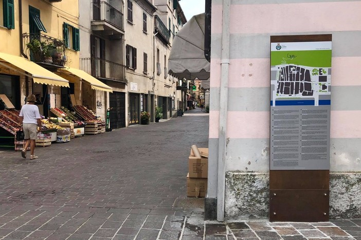 Cairo Montenotte, installati nel centro storico i "totem" turistici (FOTO) Cairo Montenotte, installati nel centro storico i "totem" turistici (FOTO)