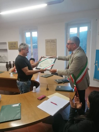 Tovo, il sindaco Oddo saluta un dipendente comunale che va in pensione