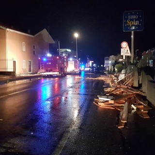 Albenga, il forte vento scoperchia la palestra YOUniverse (FOTO e VIDEO)