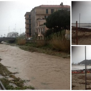 Vado Ligure: fiume ancora ingrossato, detriti in spiaggia ma niente più