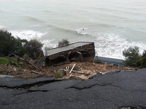 Andora/Cervo: cede il terrapieno, frana invade i binari, treno deragliato. Floris:"Tragedia sfiorata, è un miracolo"